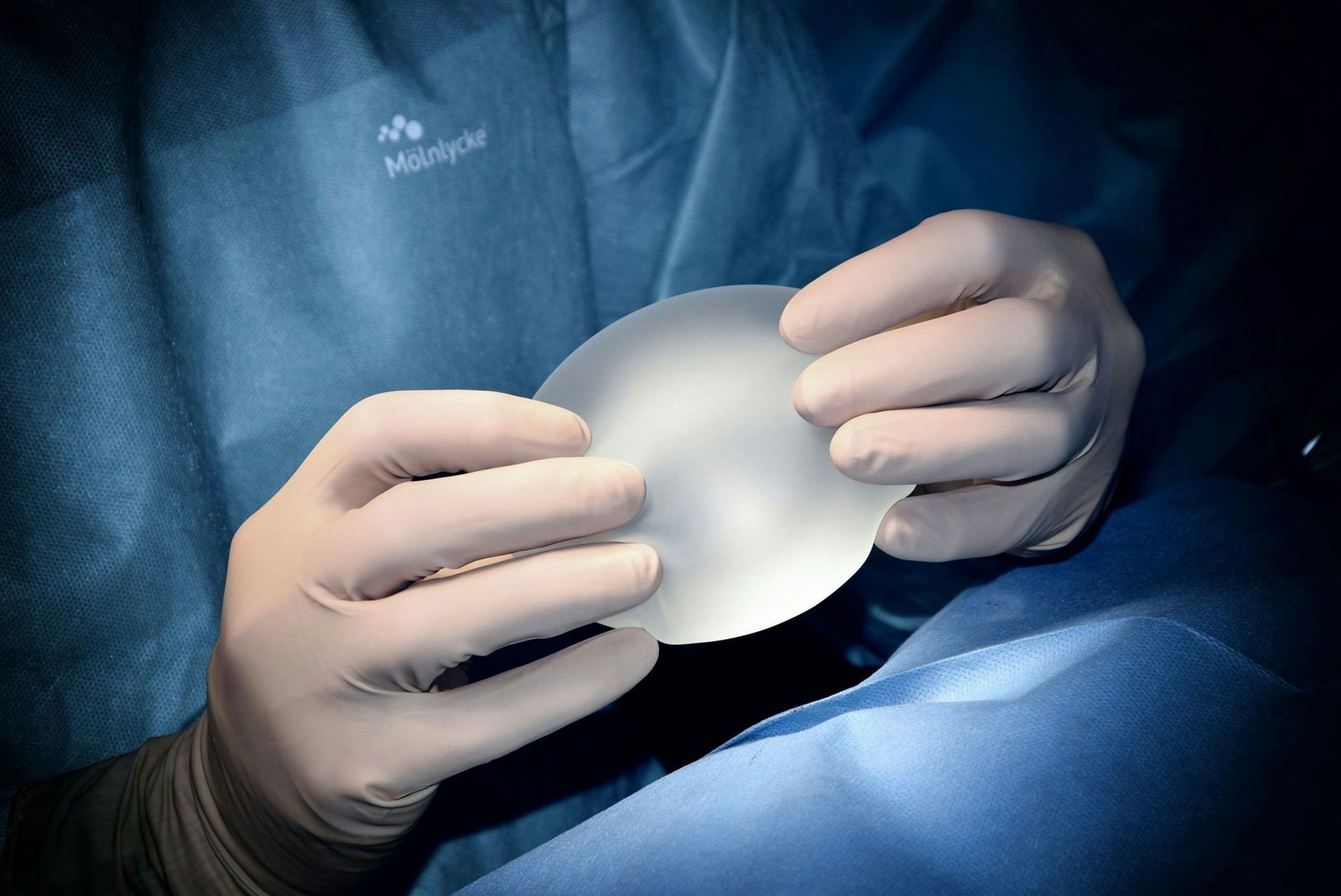 Plastic Surgery (Image via Unsplash/Philippe Spitalier)